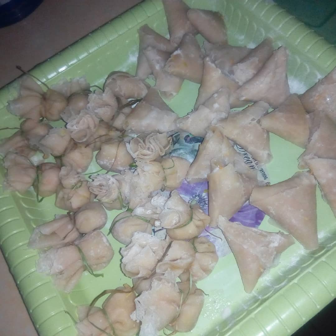 Similolamide's tweet photo. I enjoyed making each one of these proud members of the small chops ensemble:
Spring rolls
Samosa
Moneybag dumplings and
The corndog😍
#smallchops
#smallchopslovers
https://t.co/Jv84iNVh97 https://t.co/AvwEGu1LOy