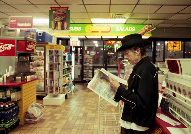 Super70sSports's tweet photo. Bob Dylan reading Baseball Weekly in an empty convenience store. It means nothing. It means everything. https://t.co/ZCIQvOn0hp