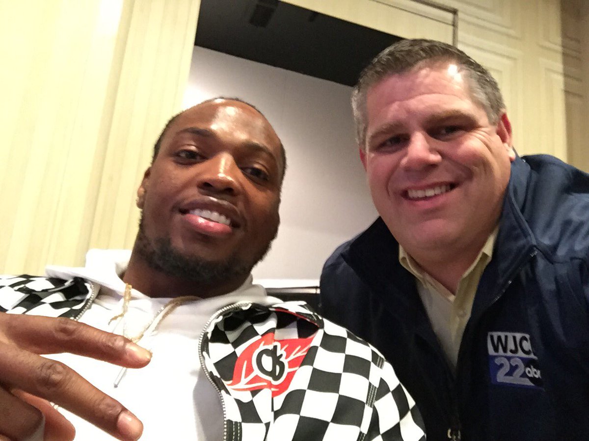 TheBigGuyWJCL's tweet photo. Dude on the left just became eighth player in NFL history to rush for 2,000 yards in a season. Guy on the right ainβt @KingHenry_2 Yes sir #DH2K https://t.co/fYp6KifAVW
