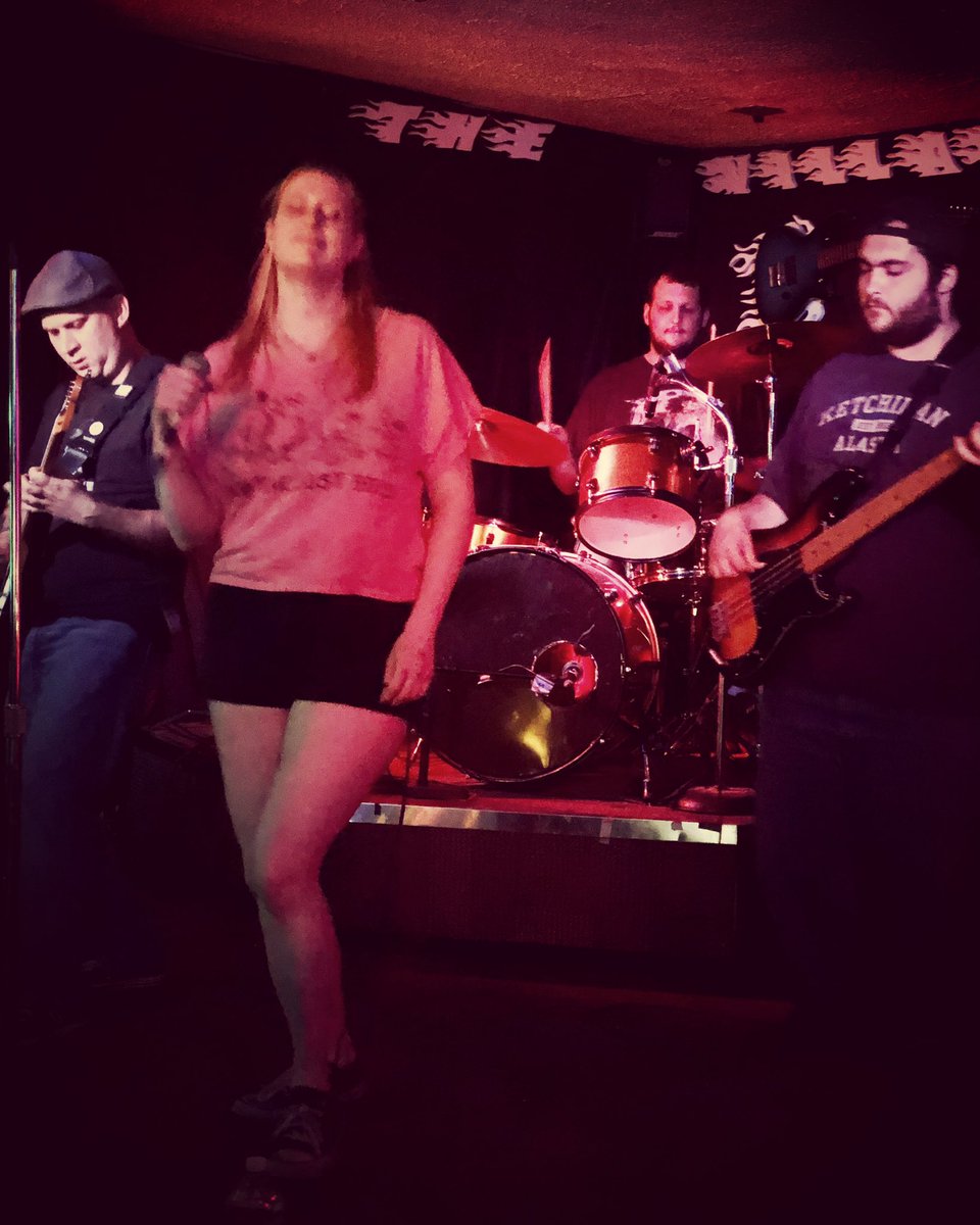 BrewMoonface's tweet photo. #brewstermoonface #villagepub #longisland #blues #sundayblues https://t.co/CVqFHnErZN