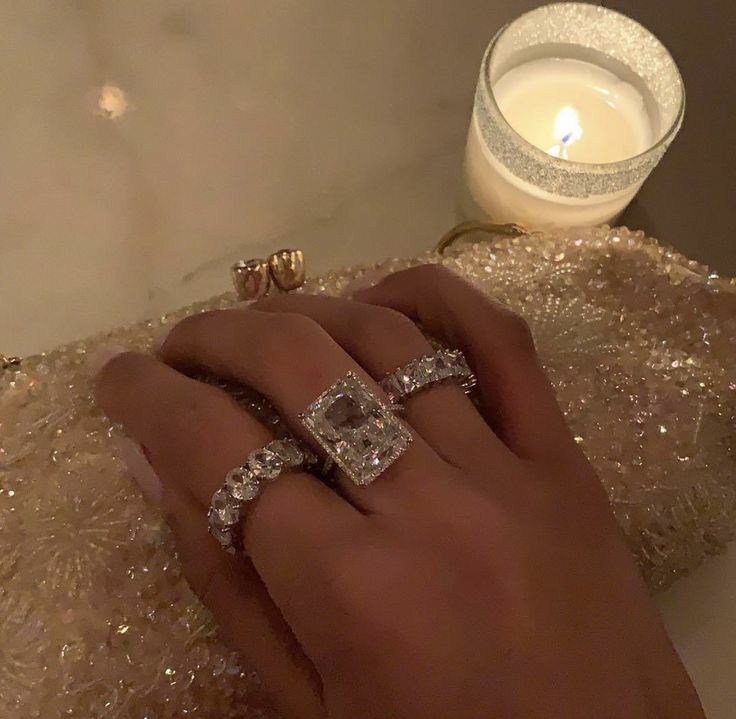 VOGUESSED's tweet image. an eye for detail