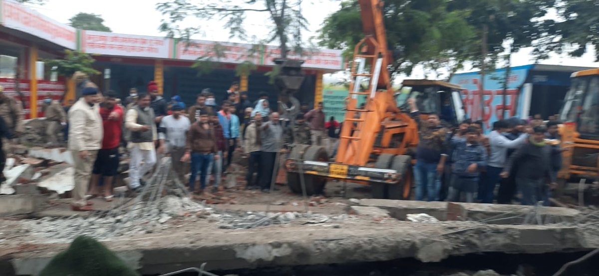 UPDASTAK's tweet photo. मुरादनगर: हादसा भ्रष्टाचार की भेट चढ़े दर्जनों लोग लेंटर गिरने से अब तक 25 मासूम लोगो ने जान गवाई https://t.co/qFl3bKpSJP via @UPदस्तक @ndtvindia @aajtak @RahulGandhi @narendramodi https://t.co/dgMvuimbCe