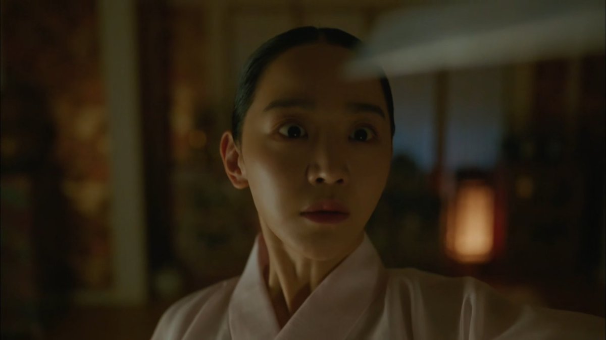 However, it's more likely that the queen is sober. The knife in the wall did sober her up. She also said, "I drank earlier." Drunk people generally don't realize they're drunk. She also used past tense & the word "earlier," which means the event has passed. #MrQueenEp8  #MrQueen