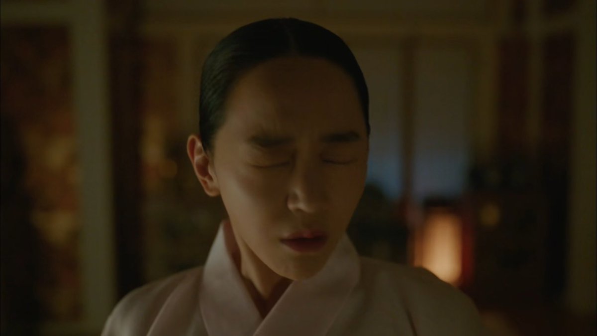 However, it's more likely that the queen is sober. The knife in the wall did sober her up. She also said, "I drank earlier." Drunk people generally don't realize they're drunk. She also used past tense & the word "earlier," which means the event has passed. #MrQueenEp8  #MrQueen