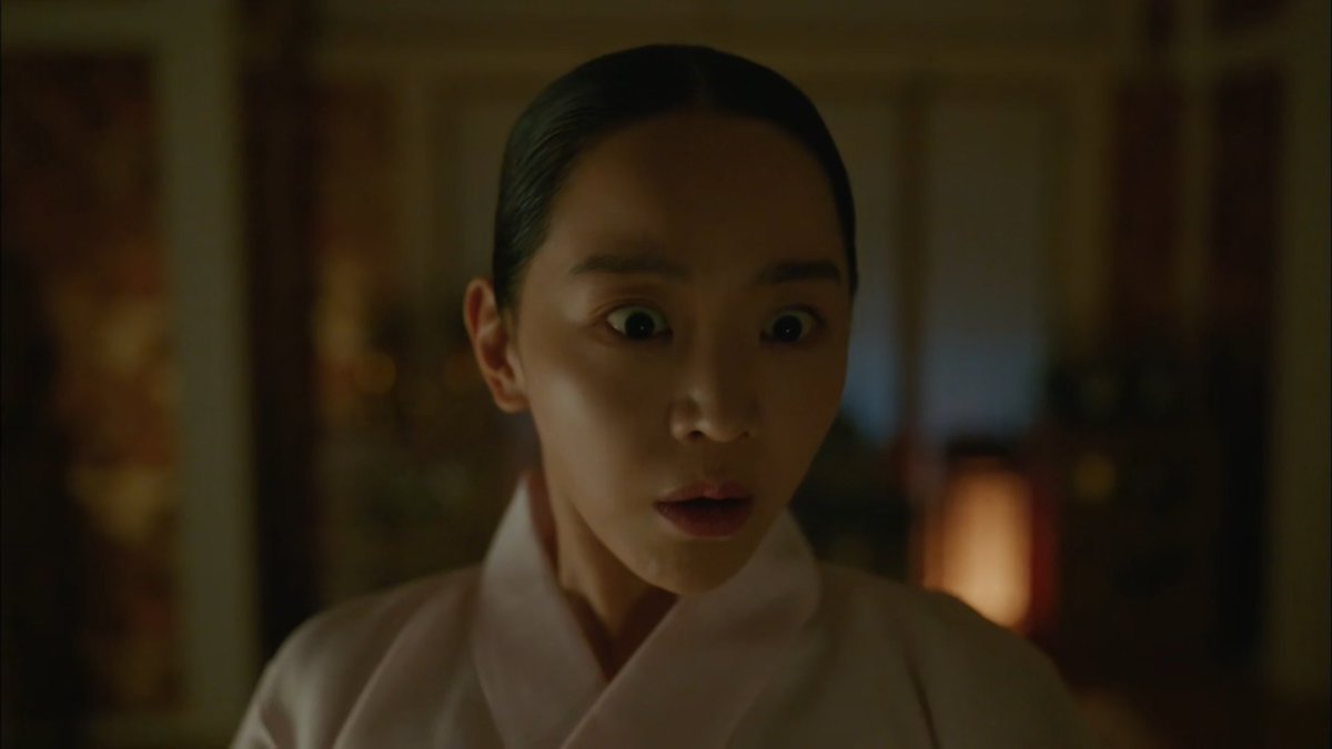 However, it's more likely that the queen is sober. The knife in the wall did sober her up. She also said, "I drank earlier." Drunk people generally don't realize they're drunk. She also used past tense & the word "earlier," which means the event has passed. #MrQueenEp8  #MrQueen