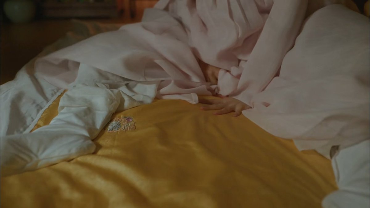 Then if she's sober, why would she do that with the king? It's more likely she thought it was a dream. Just like before, she woke up probably to check if there's a light red on the bed. So when the event is repeated, she'd think it's a dream. #MrQueen  #MrQueenEp8