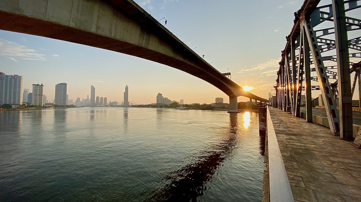Zatawat's tweet photo. Same #Bridge, Same #Bangkok, Same #Route, Same #Runner, 
#NewYear
#RunningDiary #MorningRun #CityRun #Runnerseyeview https://t.co/ofzuk04Yod