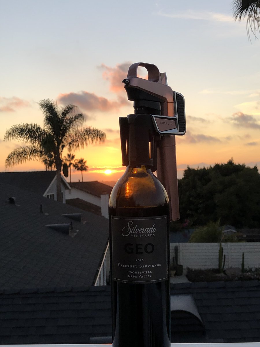 MyRedWineGuys's tweet photo. First let #SundaySunset of 2021. Just sliding into the first work week with this motivating sunset! Hello 2021! Please be kind. ❤️🍷🍷 https://t.co/yfxSyd23b9