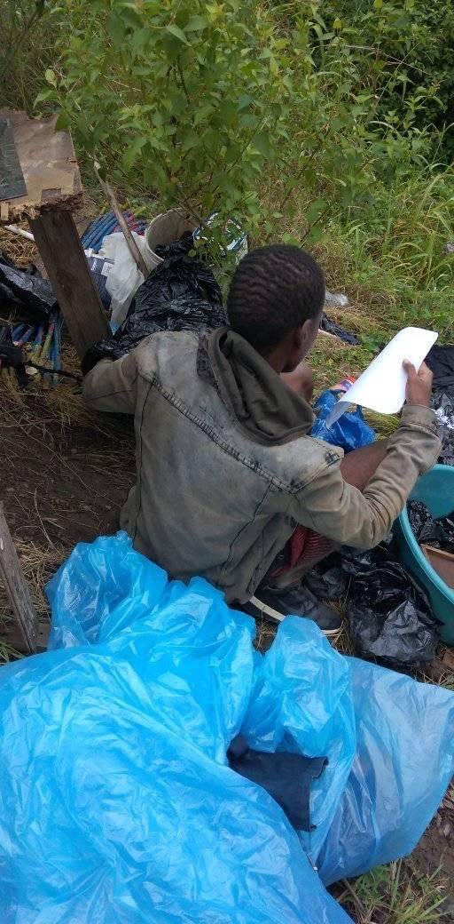 Katlie_Moo's tweet image. Guys let’s retweet till it reaches someone who can help this boy...saw this on Facebook and got so heart broken 🥺💔😭🙏🏽@akreana_ @tumisole @Lesufi ...his matric results are so good!