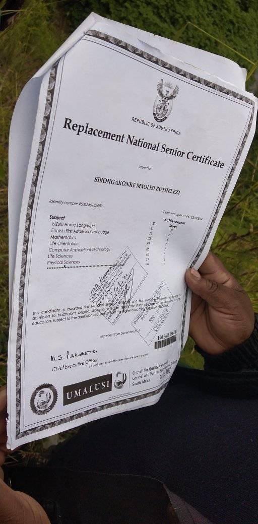 Katlie_Moo's tweet image. Guys let’s retweet till it reaches someone who can help this boy...saw this on Facebook and got so heart broken 🥺💔😭🙏🏽@akreana_ @tumisole @Lesufi ...his matric results are so good!