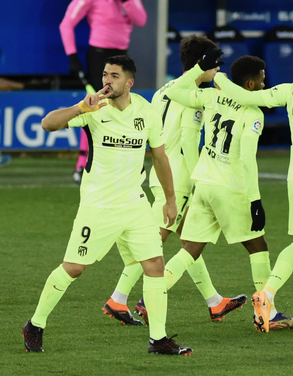 Juezcentral's tweet photo. El dato de @OptaJavier es tremendo. Lucho Suarez ya firmó el mejor arranque de Liga de un jugador del Atlético de Madrid en este siglo, con 9 goles y 2 asistencias en 12 partidos. Supera al Falcao de 2011 (9 goles y 1 asistencia). Tremendo Lucho.
[📸EFE] https://t.co/qqDFvWbpRg