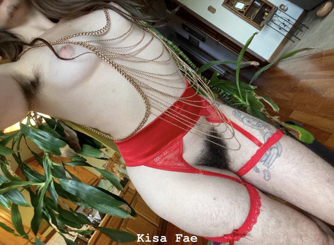 Tied up in gold ✨ https://t.co/ump9BLLLVc