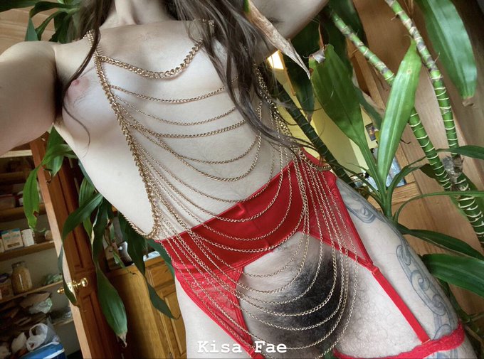 Tied up in gold ✨ https://t.co/ump9BLLLVc