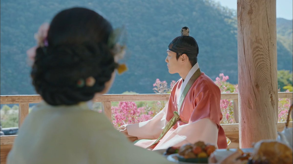 Not to mention the queen's subconscious mind is currently Kim So Yong. The king may be sad because he felt like they had a great time. (While Sobong perhaps thought it was a dream). #MrQueen  #MrQueenEp8