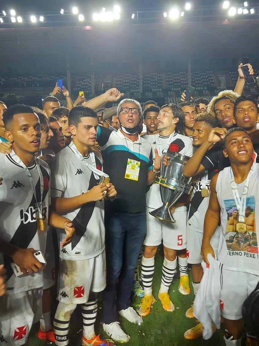 Parabéns ao time sub20 pelo inédito título da Copa do Brasil, que coroa o ótimo trabalho que desenvolvemos no futebol de base, especialmente em termos de estrutura. Além dos meninos, deixo um parabéns especial ao Carlos Brazil, fundamental nesse processo.