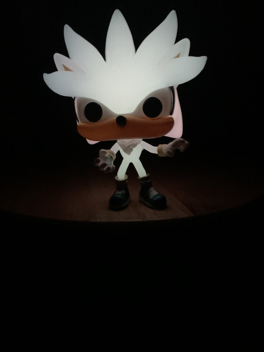 PrettyBoyM_Sota's tweet image. Picked up this UV flashlight that you all were talking about, and it does not disappoint. I’m having so much fun charging my Glow pops🤣🤣🤣. #Funko #funkopop #FunkoGlow #Silver