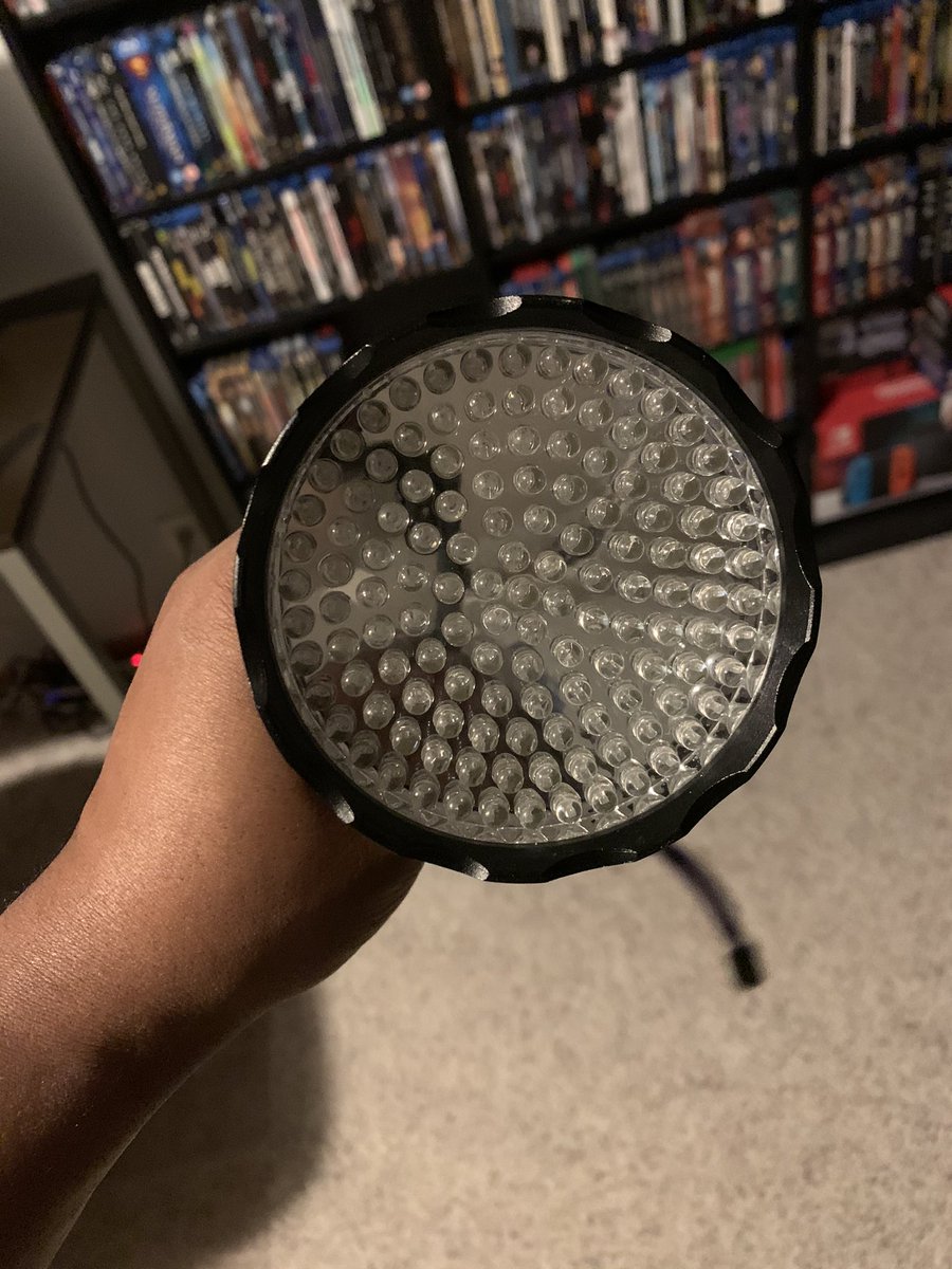 PrettyBoyM_Sota's tweet image. Picked up this UV flashlight that you all were talking about, and it does not disappoint. I’m having so much fun charging my Glow pops🤣🤣🤣. #Funko #funkopop #FunkoGlow #Silver
