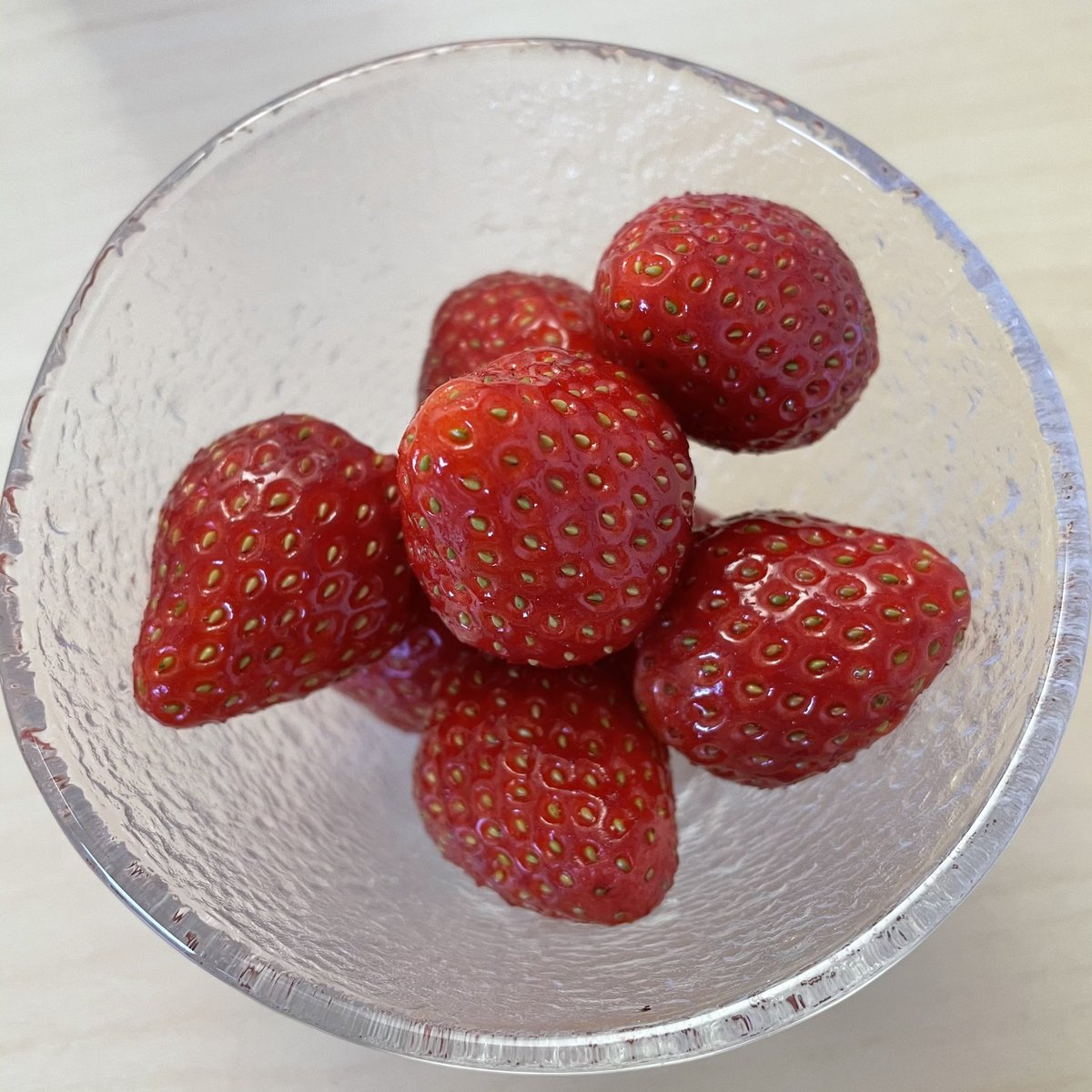 堤ゆき 今日の朝ごはんはいちご にしました 2つ食べて その後いちごを潰して 牛乳かけて食べました なんだか懐かしい 食べ方をしました いちごはビタミンcが豊富な果物 美容には欠かせませんね 風邪予防にも ポリフェノールで視力回復にも