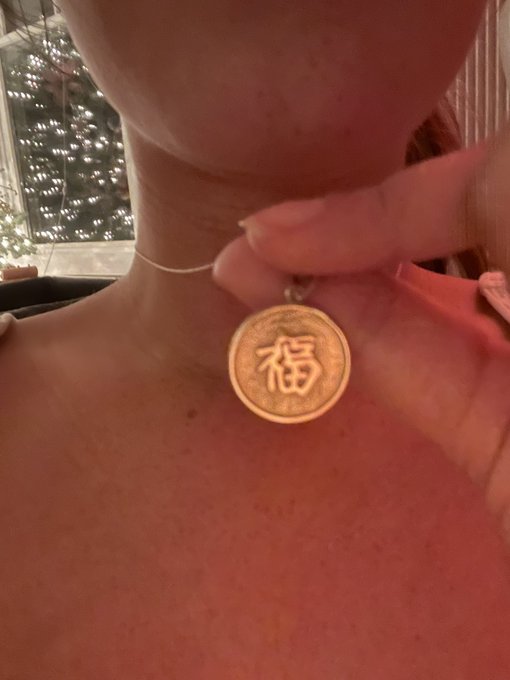 Does anyone know what this says? https://t.co/oxvsNKN7cH<a href="/tag/neverforget"class="tags"><span>#neverforget</span></a>