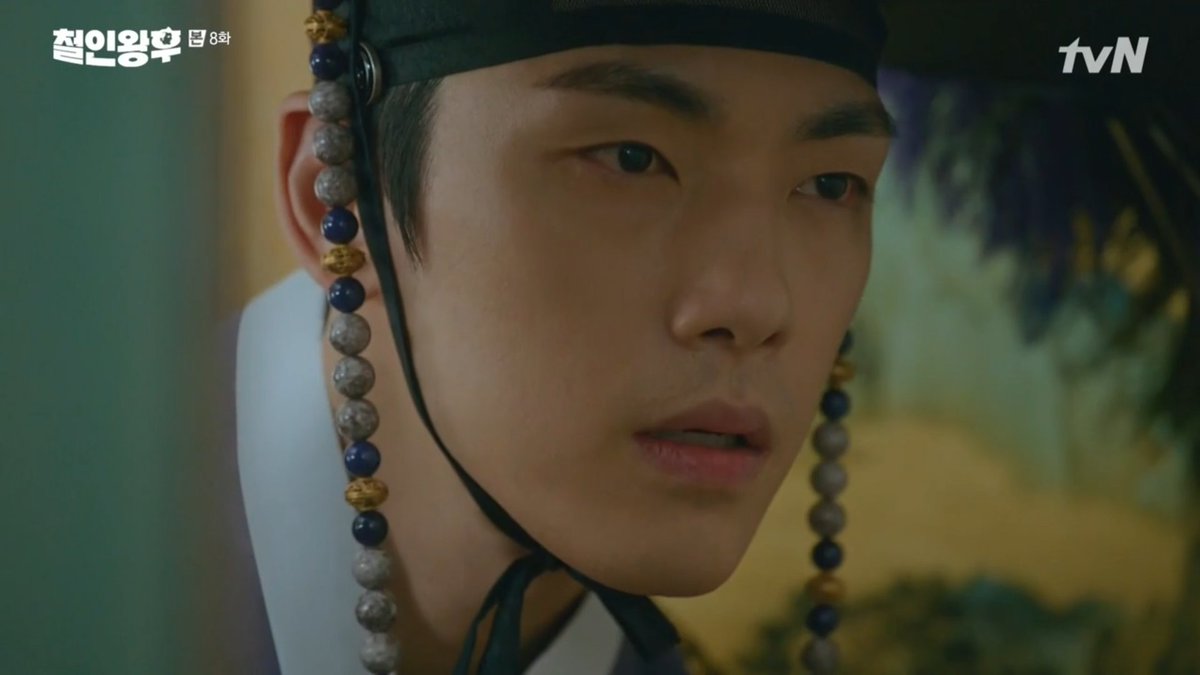 Regarding the idea the king was only looking for something in the room, it may have a point. However, it seemed like he already knows behind which folding wall the book is located. And it's different from SY's room. Let see how they'll explain it. #MrQueen  #MrQueenEp8