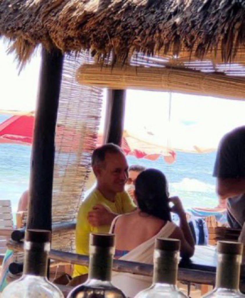 ALunaSilva's tweet photo. Le reprochan que no use cubreboca 😷 ni que guarde la sana distancia, pero es más simple que eso: él ya fue vacunado y tú no. 
(Los privilegios del poder). https://t.co/OVvjiiJGxH