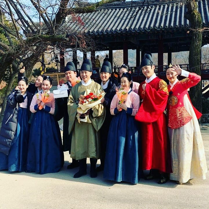 Anyway, from the wrap-up photos, our queen needs to stay beside the king until the end of the series. So she must have solidified her position as queen and is now almost halfway through the drama. So I think at least she would give birth in the 2nd half. #MrQueen  #MrQueenEp8