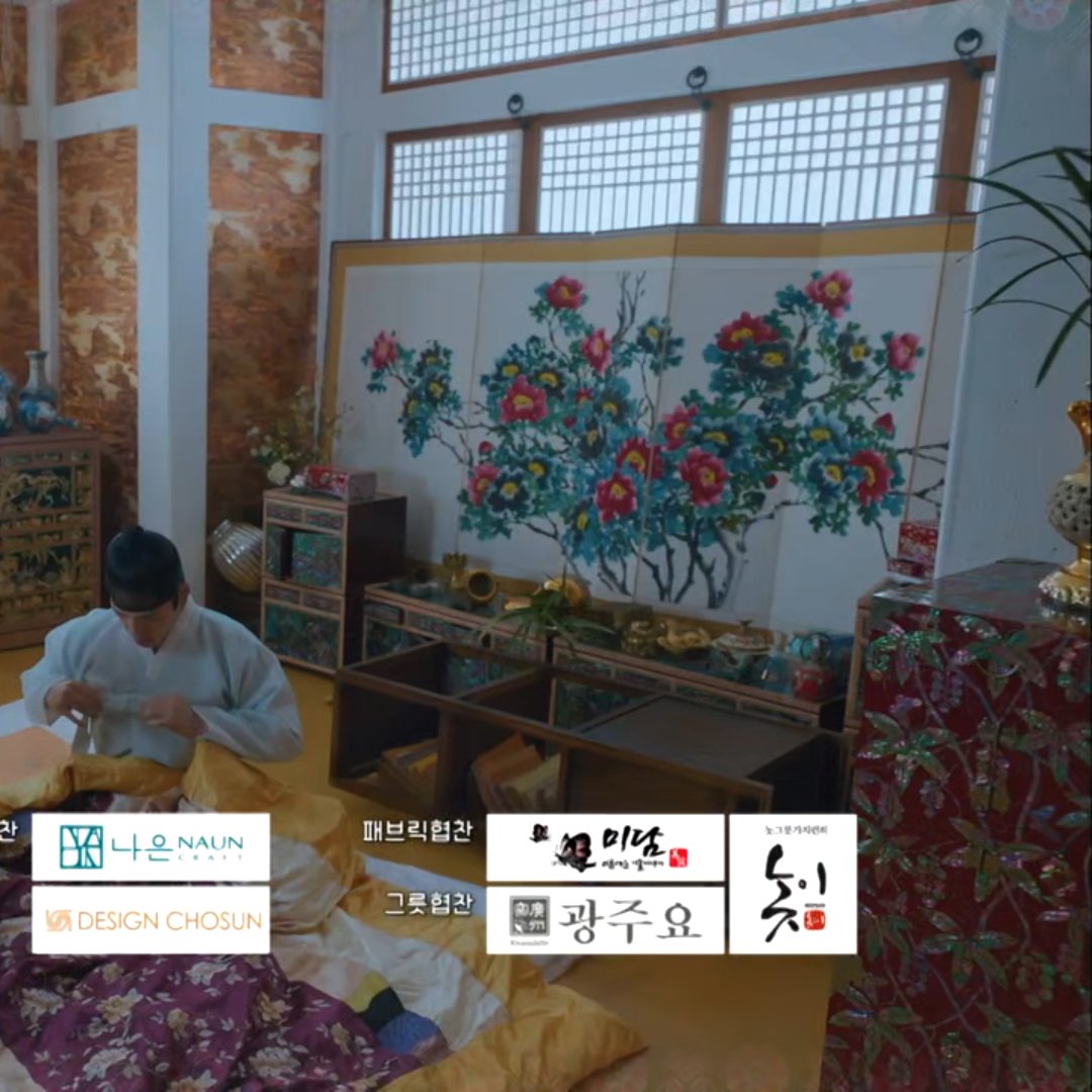 Also, regarding the room, I was also thinking about this. It is such an unusual mess if he was looking for something. He should be looking for it on every corner. #MrQueenEp8  #MrQueen  https://twitter.com/inseohoon/status/1345923745555234820?s=20
