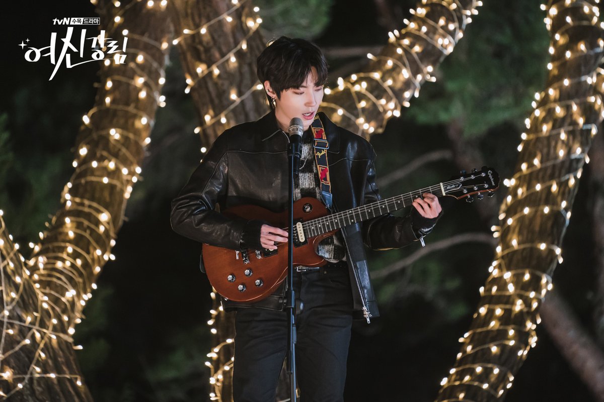 CJnDrama's tweet photo. 새해부터 무대 위에 남신강림✨
황인엽의 기타+스탠딩 마이크 조합이라니,,, 성공했다,,,

자존감 회복 로맨틱 코미디 [여신강림]
1월 6일 [수] 밤 10시 30분 tvN 7화 방송

#tvN #수목드라마 #여신강림
#문가영 #차은우 #황인엽 #박유나 https://t.co/0FjLtVzJWb