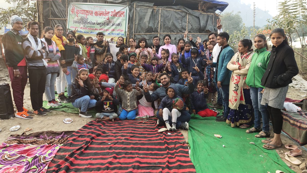 YashKumarLalwa3's tweet photo. Respected @saumyatandon Didi @loveenatandon Didi New year mene apni #maa #ganga #samaj #sewa #samiti #trust ke bacho ke sath manaya Jo bacche regular padhne aate hai unhe #medal se #sammanit kiya aap #Bhi apna #ashirwad dijiye sbko ❤️🙏 https://t.co/VQFXfItEES