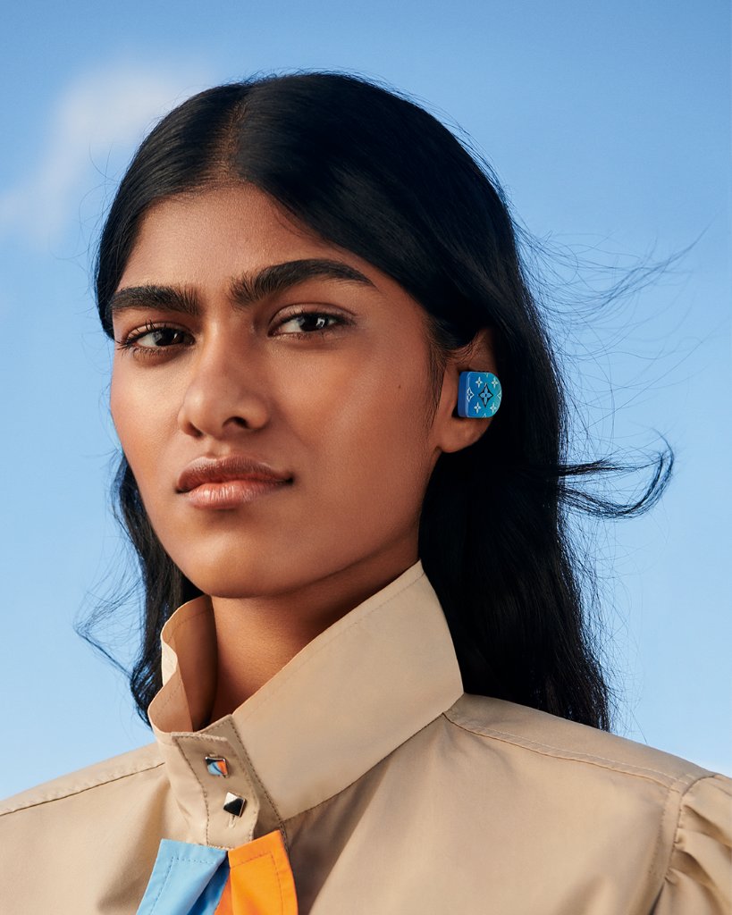 Louis Vuitton on Twitter: "The union of and sound. Introducing a new addition to the #LouisVuitton Horizon Earphones collection: Blue Gradient. Discover the wireless earphones at https://t.co/LMvpwFqWGX https://t.co/WPeYGzTuSR" / Twitter