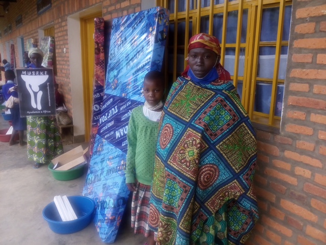 Museke_ONG's tweet photo. Regalos de NAVIDAD para los niños y niñas apadrinados de MUSEKE.
Los niños y niñas apadrinados de Museke han recibido sus regalos de Navidad: un colchón nuevo y productos de aseo personal.
Muchas muchas gracias padrinos y madrinas por hacer posible esto. 
MURAKOZE CYANE ;D https://t.co/P0czvgChxO