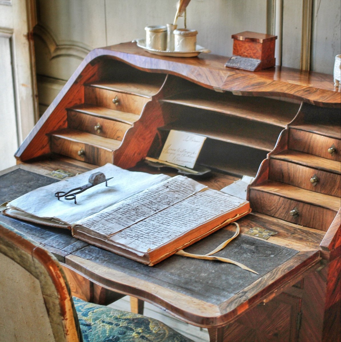 ChateauCommarin's tweet photo. 🔴 𝗖𝗢𝗠𝗠𝗔𝗥𝗜𝗡 𝗘𝗡 𝗕𝗢𝗜𝗦 🔎 | Boiseries, meubles, objets, décors... le bois est partout au #chateau de Commarin où il apporte avec lui chaleur et convivialité. 😉 #MondayMotivation #Patrimoine https://t.co/CYhpKwCdwY