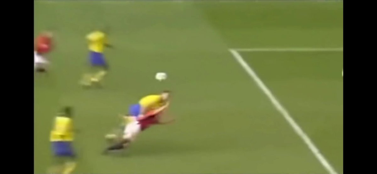 This action unleashed a fight between both team's players. Although Arsenal had 10 players they kept fighting until the end. In the last minute Martin Keown pushes Diego Forlán what gives Van Nistelrooy the chance of winning the game, but his kick hit the crossbar and missed.