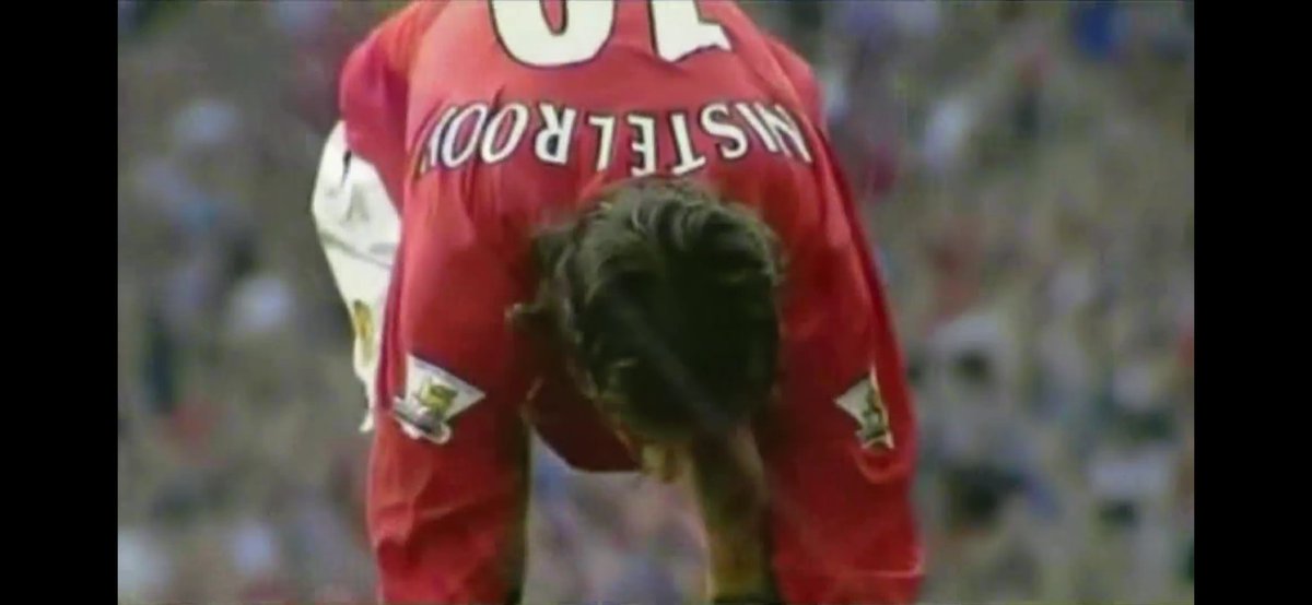 This action unleashed a fight between both team's players. Although Arsenal had 10 players they kept fighting until the end. In the last minute Martin Keown pushes Diego Forlán what gives Van Nistelrooy the chance of winning the game, but his kick hit the crossbar and missed.