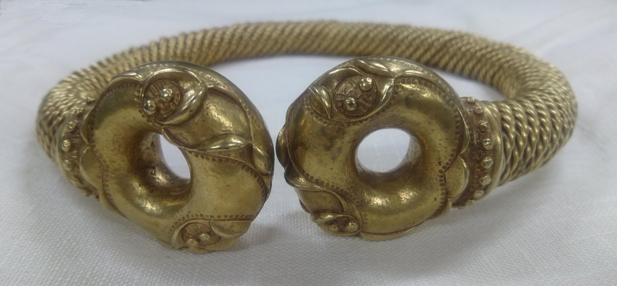  #Archaeology31  #CommunicationWhen you first look at a torc often all you see is the gold, the bling, the value, the treasure.But then you look closely + the torc starts to talk (torc?) to you.This is a teeny part of the conversation we've had with Newark. Thread.