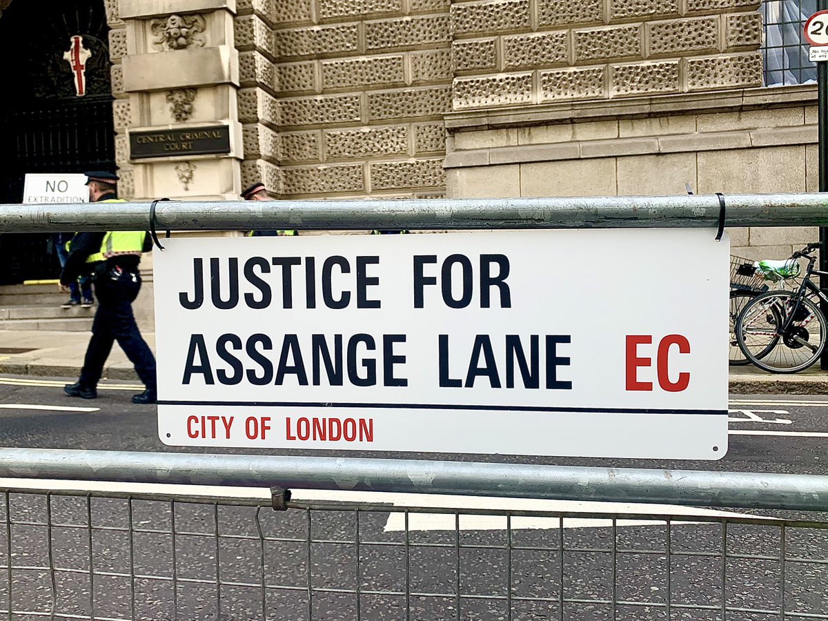 6/. “We’ve been approached a 3rd & 4th time by police, now more hostile. More people have gathered near court & police have stated anyone who is “part of a group’ that doesn’t go home will face arrest.” Tweet by  @rebecca_vincent of  @RSF_en while queuing to attend  #Assange verdict