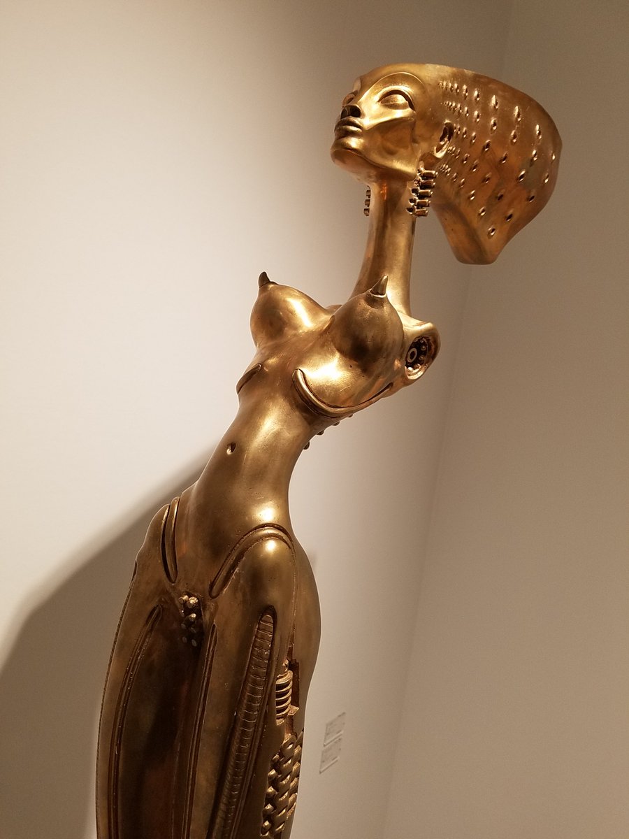 H.R.ギーガー作のスカルプチャー、椅子とテーブルはミニチュアのセット