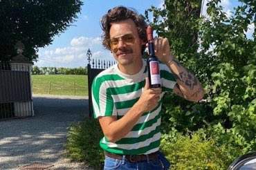 why does he look like a rich Frank Gallagher