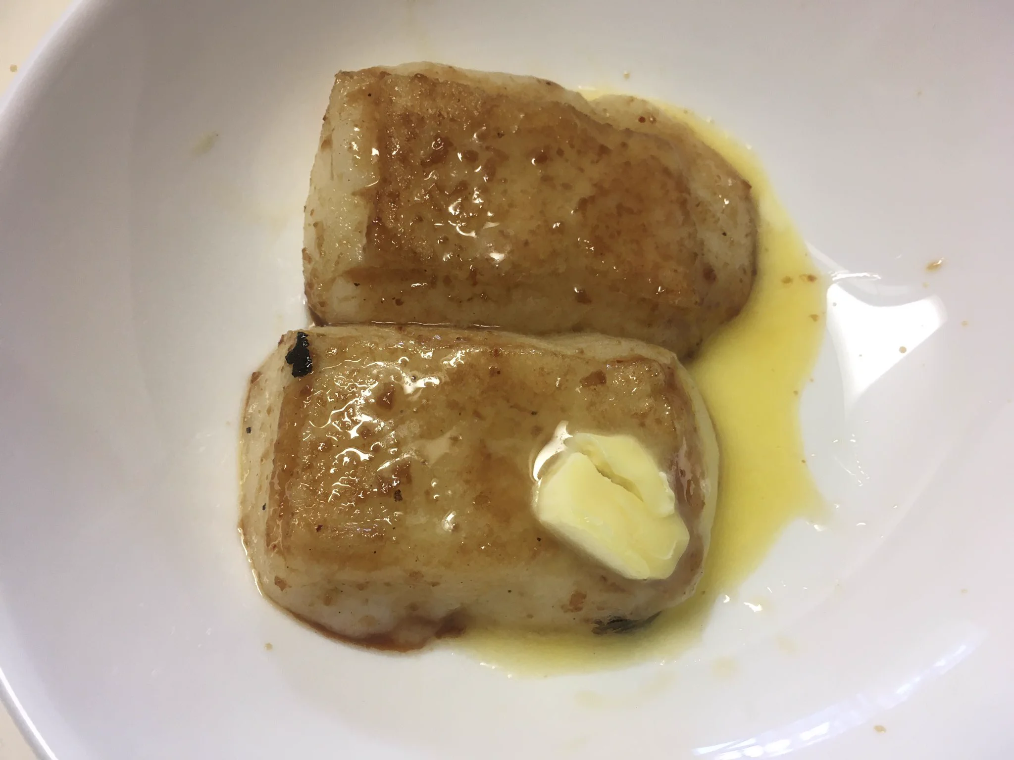 この作り方、美味しかったです。餅の食べ方のバリエーションが増えたので、海苔巻いて砂糖醤油に漬ける食べ方と合わせて、昼食に餅5個食べました💦  