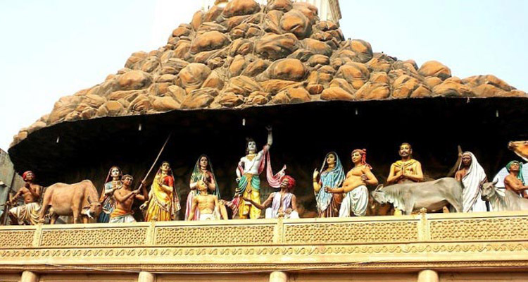 അല്ല പൂജിക്കേണ്ടതെന്നും ഗോക്കളെയാണ് പൂജിക്കേണ്ടതെന്ന് കൃഷ്ണന്‍ നിര്‍ദേശിക്കുന്നു. ഇതനുസരിച്ച് ഇന്ദ്രനെ പൂജിക്കുന്നതില്‍ നിന്ന് നാട്ടുകാര്‍ പിന്‍മാറുകയു ചെയ്തു. ഇതില്‍ കോപാകുലനായ ഇന്ദ്രന്‍ ഗ്രാമീണരെ ശിക്ഷിക്കാന്‍ തീരുമാനിക്കുന്നു. ഇന്ദ്രന്‍ ഇതിനായി പേമാരി സൃഷ്ടിച്ചു. നിര്‍ത്താതെ 2