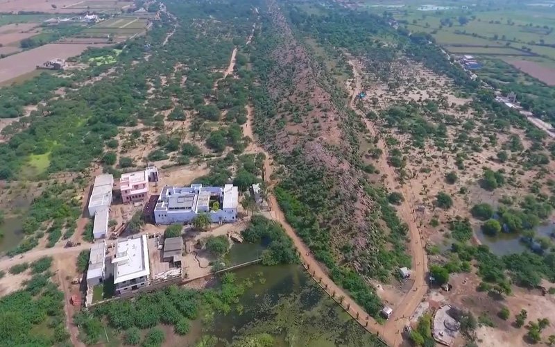 കൃഷ്ണന്‍ ചെറുവിരലില്‍ ഉയര്‍ത്തി നിര്‍ത്തിയ ഗോവര്‍ദ്ധനഗിരി - ഉത്തർപ്രദേശ് #templehistory  #hinducultureകൃഷ്ണന്റെ ജന്മസ്ഥലമായ വൃന്ദാവനത്തിലെ ജനങ്ങള്‍ ഇന്ദ്രനെ പൂജിച്ചിരുന്നു. ഇന്ദ്രനെ തൃപ്തിപ്പെടുത്താന്‍ എല്ലാ വര്‍ഷവും ഇവര്‍ പൂജ ചെയ്തു വന്നിരുന്നു. എന്നാല്‍ നമ്മള്‍ ഇന്ദ്രനെ 1