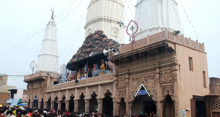 അല്ല പൂജിക്കേണ്ടതെന്നും ഗോക്കളെയാണ് പൂജിക്കേണ്ടതെന്ന് കൃഷ്ണന്‍ നിര്‍ദേശിക്കുന്നു. ഇതനുസരിച്ച് ഇന്ദ്രനെ പൂജിക്കുന്നതില്‍ നിന്ന് നാട്ടുകാര്‍ പിന്‍മാറുകയു ചെയ്തു. ഇതില്‍ കോപാകുലനായ ഇന്ദ്രന്‍ ഗ്രാമീണരെ ശിക്ഷിക്കാന്‍ തീരുമാനിക്കുന്നു. ഇന്ദ്രന്‍ ഇതിനായി പേമാരി സൃഷ്ടിച്ചു. നിര്‍ത്താതെ 2