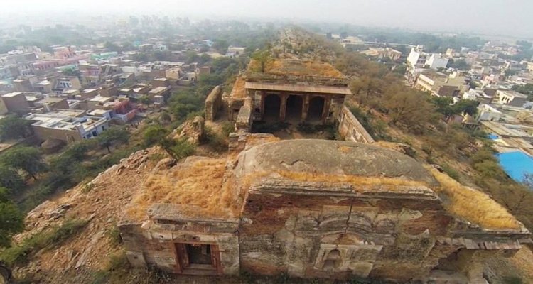 പെയ്യുന്ന മഴയില്‍ ജനങ്ങളും ഗോക്കളും വിഷമിച്ചപ്പോഴാണ് കൃഷ്ണന്‍ ഒരു പര്‍വതം എടുത്തുയര്‍ത്തിയത്. പരന്ന രൂപത്തിലുള്ള പര്‍വതമായിരുന്നു അത്. നാട്ടുകാരെയും ഗോക്കളെയും മുഴുനവനായി അതിനടിയില്‍ ഉള്‍ക്കൊള്ളാനായി. ഇന്ദ്രന്റെ കോപം ഏഴു ദിവസം നീണ്ടു നിന്നു. ഈ ഏഴു ദിവസവും കൃഷ്ണന്‍ പര്‍വതം 3