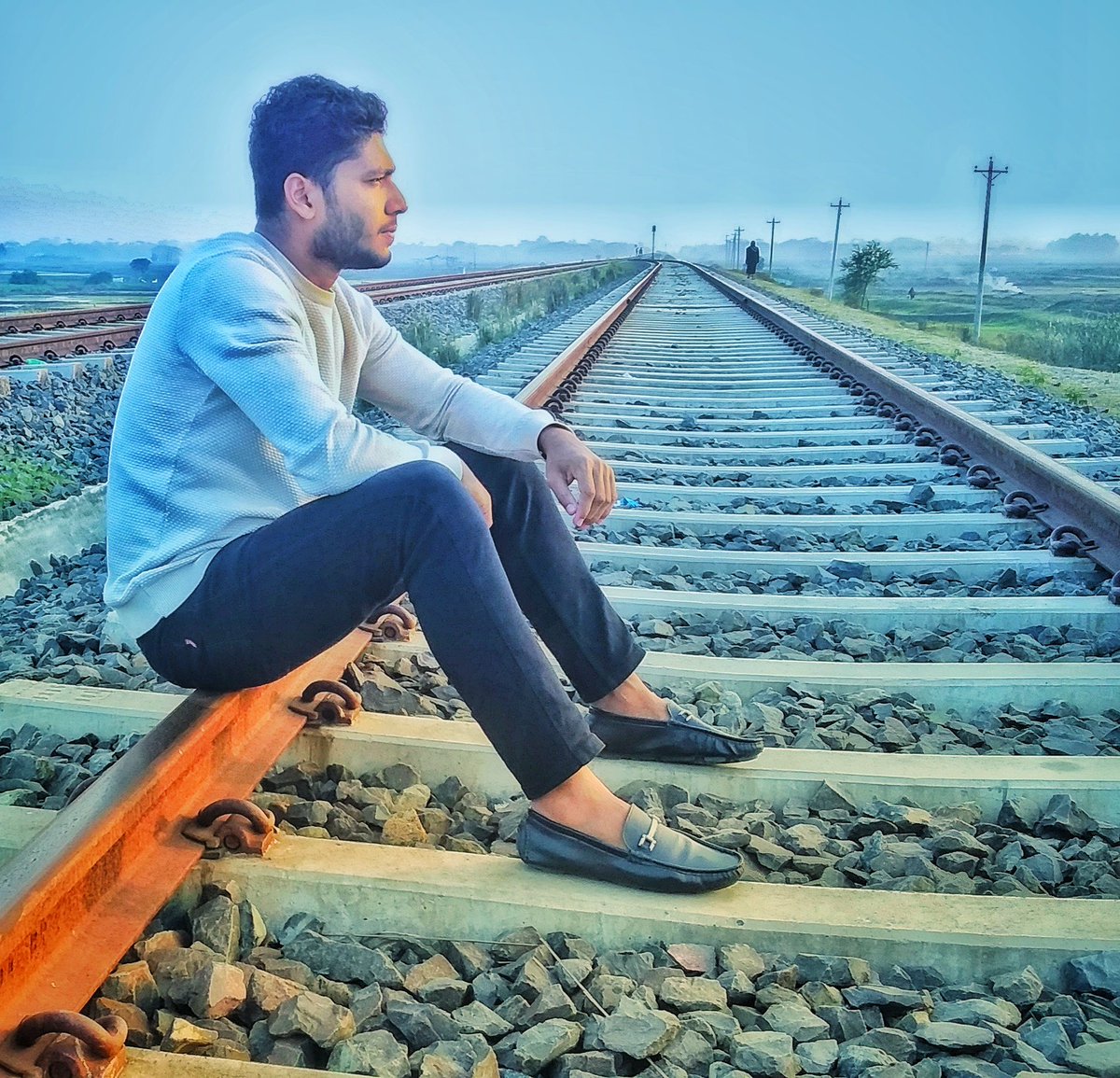 Arif_Khan_85's tweet photo. নীরব রেললাইন, ক্ষনে ক্ষনে বদলায় আকাশের চেহারা,
আসেনি ট্রেন, অথচ আমার বাড়ি ফেরার তাড়া! https://t.co/aH3taLeqSf