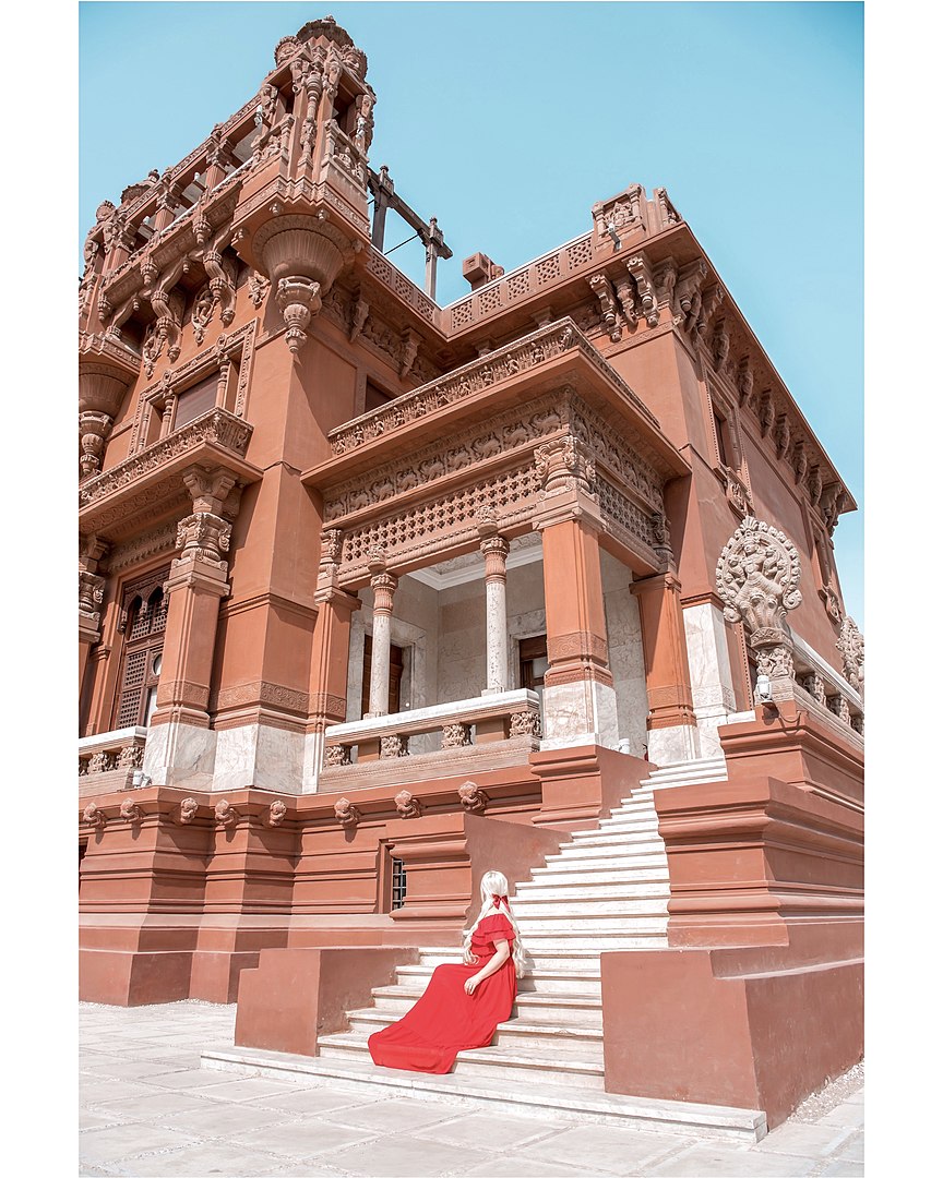 it houses four rooms, each with its own balcony and bathroom. Finally, the roof of the palace comes as an open space on one of the sides of the tower, characteristic of the Baron Palace.