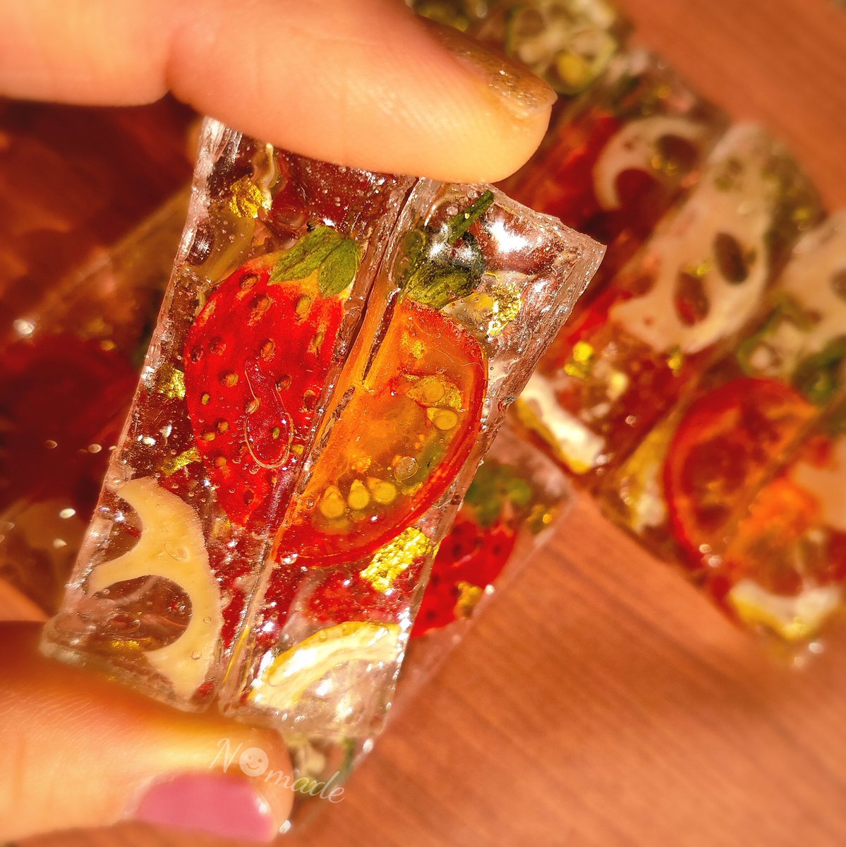 𓆸𝑁 𝓂𝒶𝒹𝑒𖧷 押し野菜 押しフルーツの箸置き完成𖤣𖥧𖥣 上の６つは実家へのプレゼント 作ってるうちに可愛くて仕方なくなったので 下は我が家用に 笑 形のいびつさにハンドメイドっぽさ満載です 笑 レジン箸置き