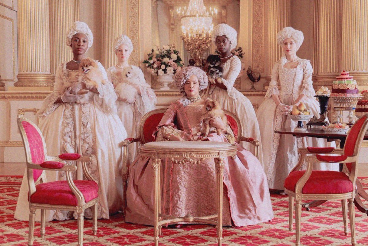 Bebe Netflixドラマの ブリジャートン家 貴族版ゴシップガール って感じで面白い ドラマだから描ける設定や世界観 だけどお互いの利益の為に恋人の ふりをするストーリーも面白いし Thank U Next Bad Guyが オーケストラカバーで流れてたり 音楽も