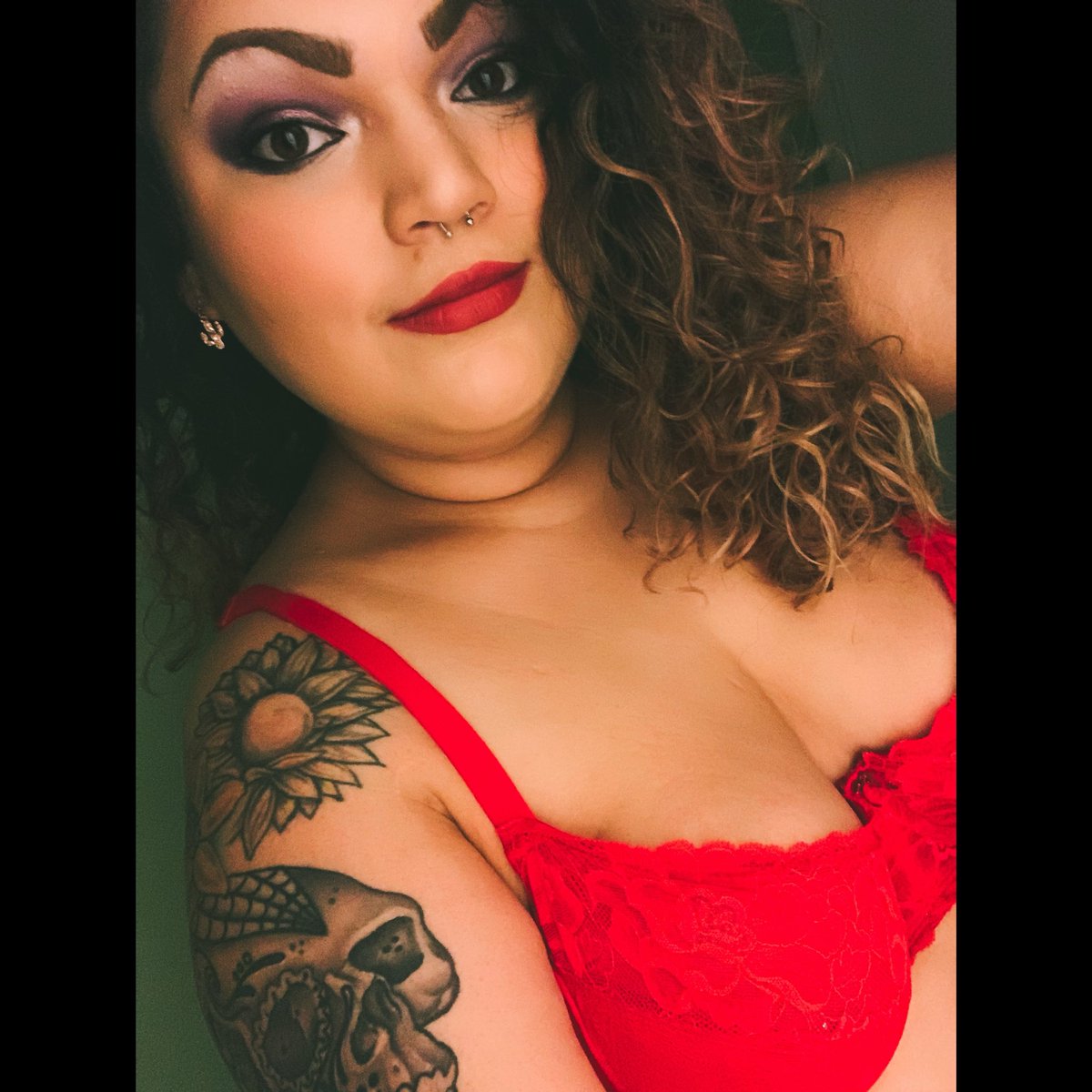 ReinventAimer's tweet photo. Feeling confident and beautiful. Coming into the realization that I put up with a lot of shit from boys who thought they were men over the years. But this goddess won’t accept anything less than a mortal man worshipping her. 😍♥️🖤 https://t.co/cixQ7XhMge