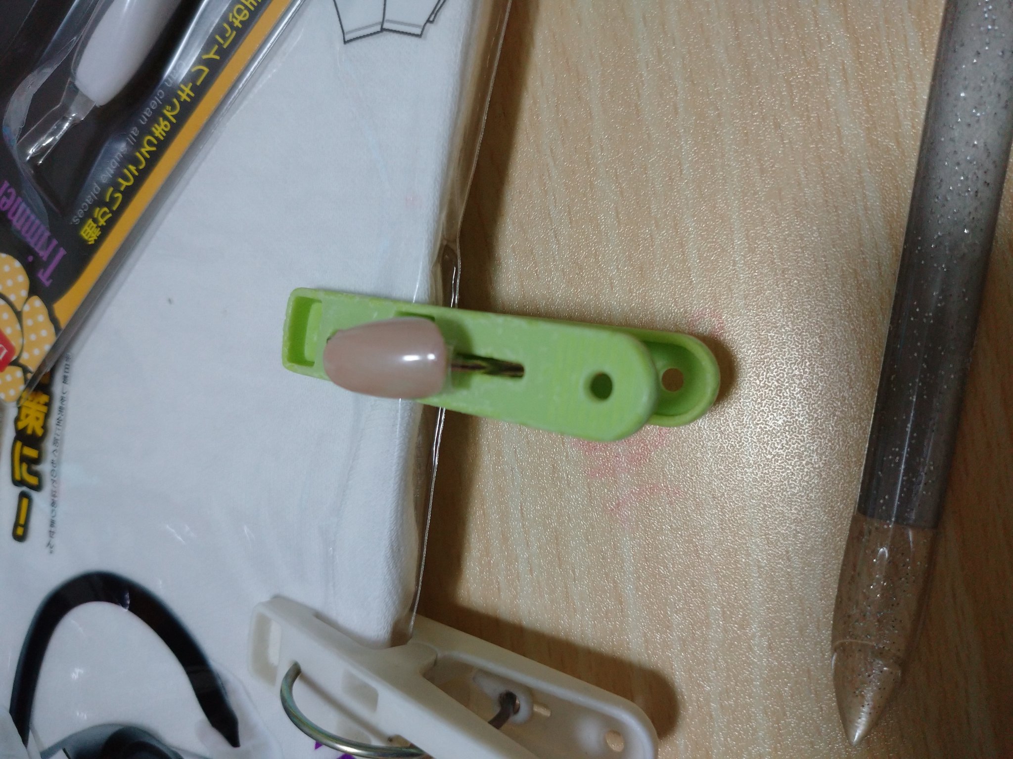 甘い物になる 通称あまちゃん 散々ネイルチップスタンドを百均で探して無かったのでアマゾンで買おうかと思いきや 洗濯バサミの上で塗り塗りなう T Co O5dtmrqqln Twitter