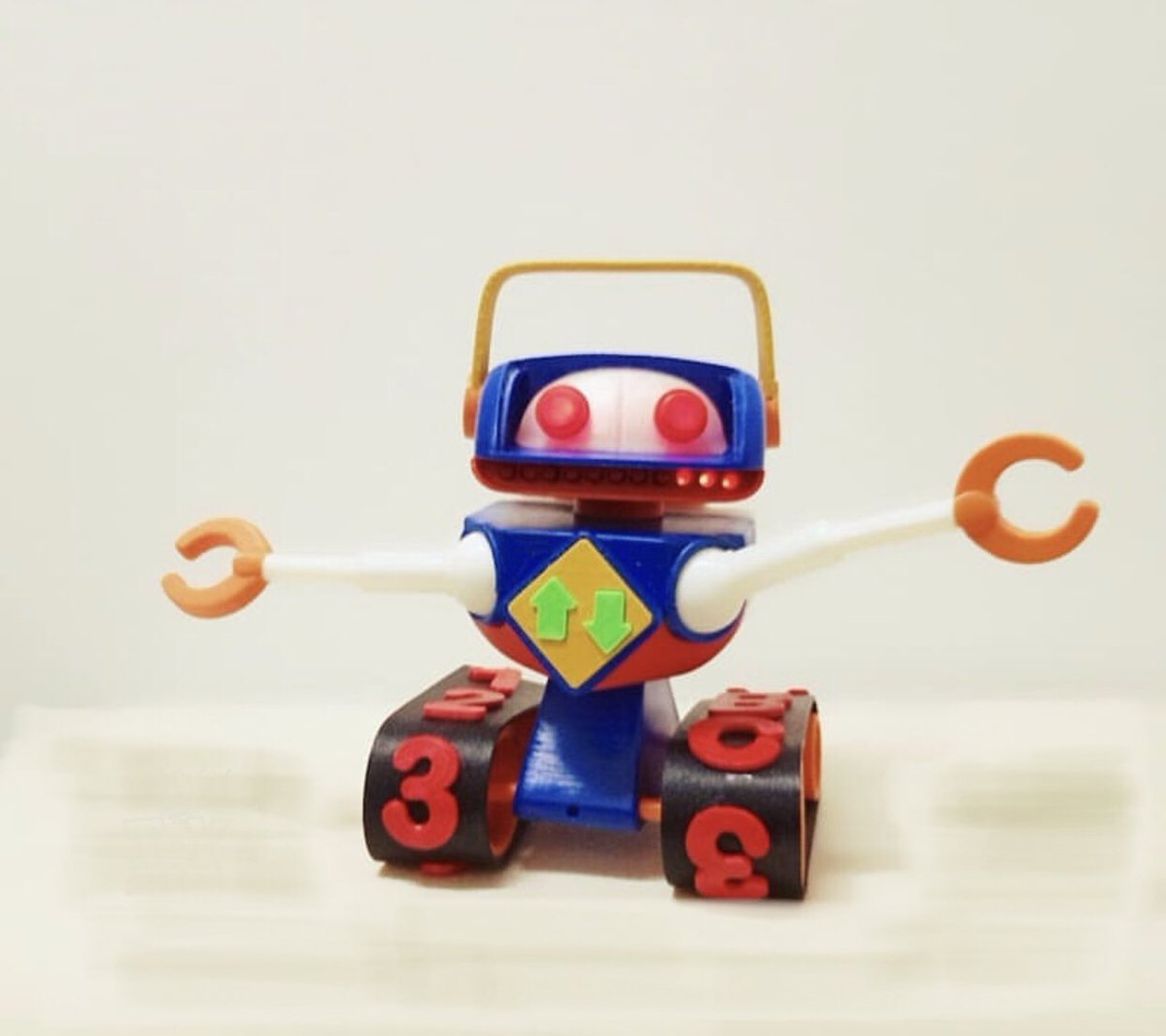 トイ トイストーリー ロボット 実物大 トイストーリーに登場するロボットです かなりレアです しかも光ります サイズは約cmです ご興味ある方はdmください トイストーリー ピクサー ディズニー